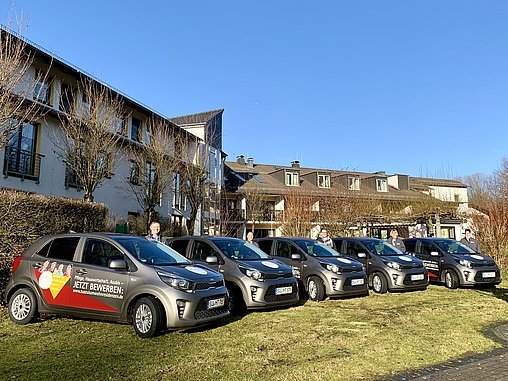 Firmenfahrzeuge Mitarbeiter vom Haus Tusculum mit Firmenfahrzeugen