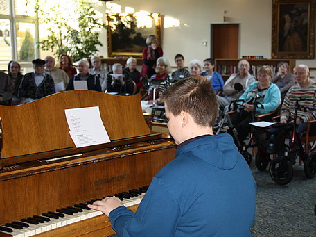 Schüler am Klavier Schüler der Gesamtschule Neunkirchen im Haus Tusculum