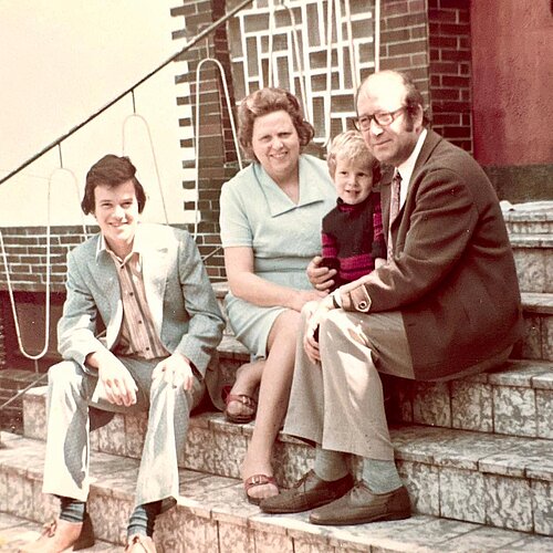 Wir schreiben das Jahr 1973 🕰️. Hier sehen wir die Familie Brähmer vor dem Eingang des kleinen Haus Tusculum. Die...