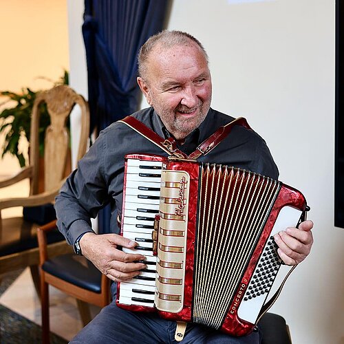 Heute gab es musikalische Unterstützung von unserem langjährigen Ehrenamtler 🎶🍀. Bald noch mehr dazu 👍🏼.
...
