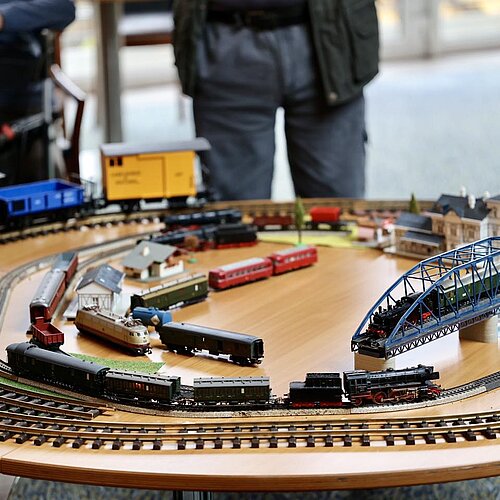 Unsere Aktion „Eisenbahn, Auto & Co.“ 🚗🚃 .

www.tusculumwohnresidenzen.de

#eisenbahn #modellauto #glücklich #spaß...