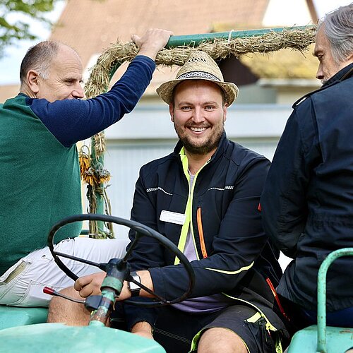 Wenn der Therapeut mit dem Trecker zur Arbeit kommt, ist auch die Freude bei unseren Bewohnern sehr groß 🚜😁.
...