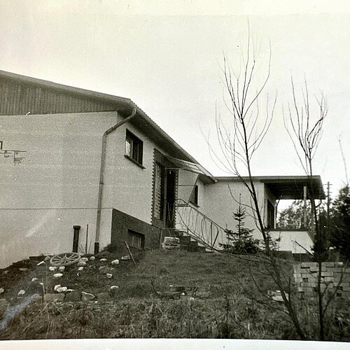 Alles begann mit einem kleinen Wochenendhaus in Broscheid. Hier seht ihr das kleine Haus Tusculum im Jahre 1968 🕰️🍀.
...