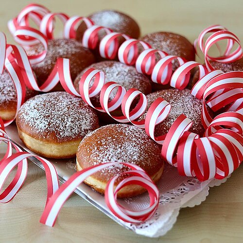 Am Rosenmontag dürfen sich unsere Mitarbeiter über leckere Berliner freuen 🤤🍀.

www.tusculumwohnresidenzen.de

#lecker...
